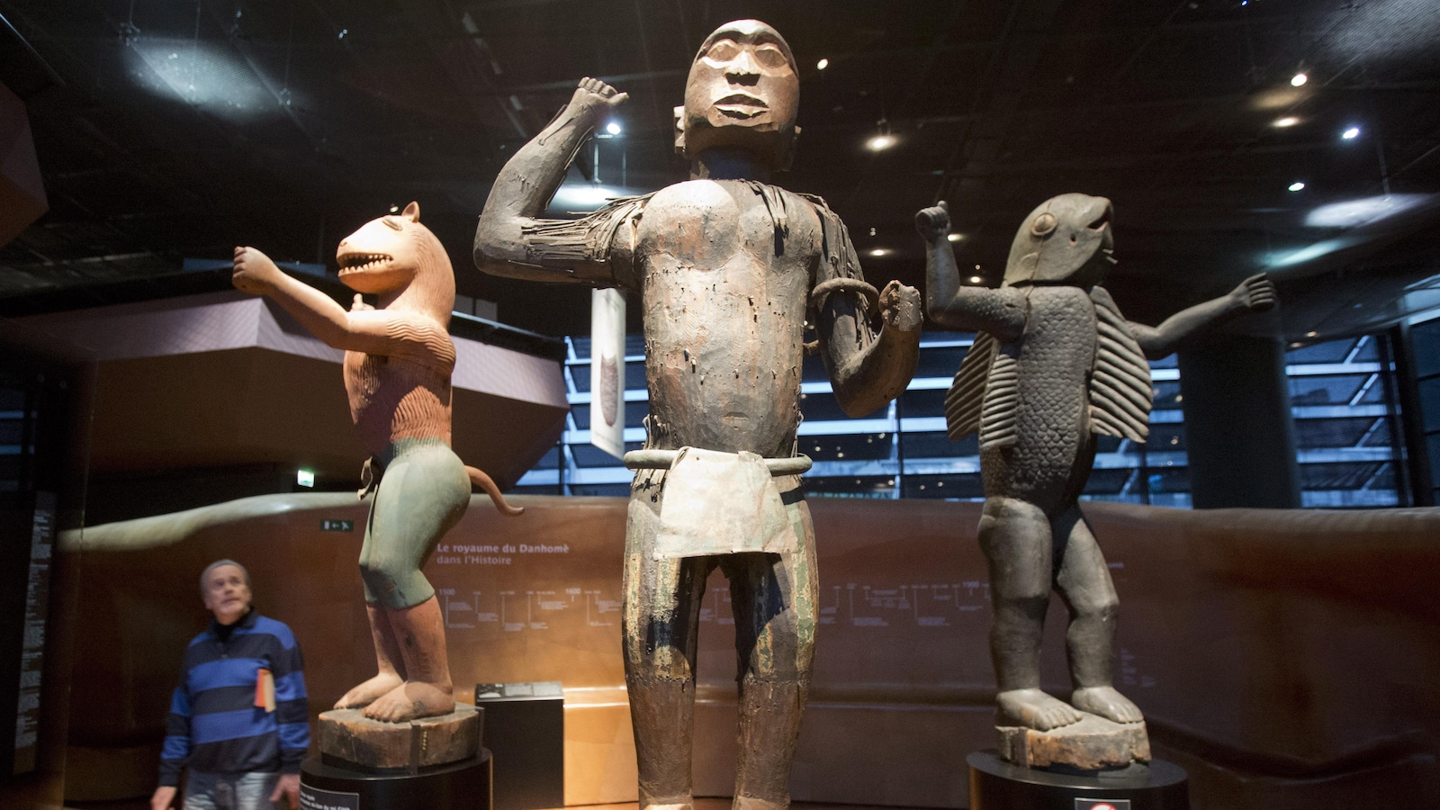Des statues royales en bois du royaume du Dahomey, datant du 19e siècle, aujourd'hui le Bénin, au musée du quai Branly à Paris, France, le vendredi 23 novembre 2018.