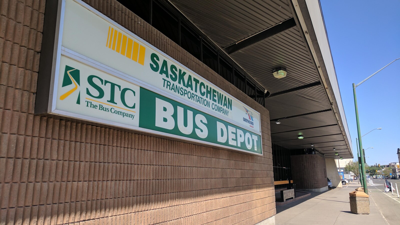 La devanture de l'ancienne station de la Compagnie de transport de la Saskatchewan à Saskatoon.