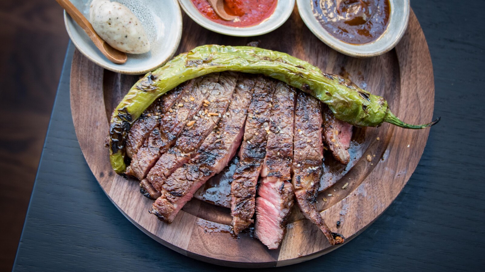 Un steak sur une planche à découper