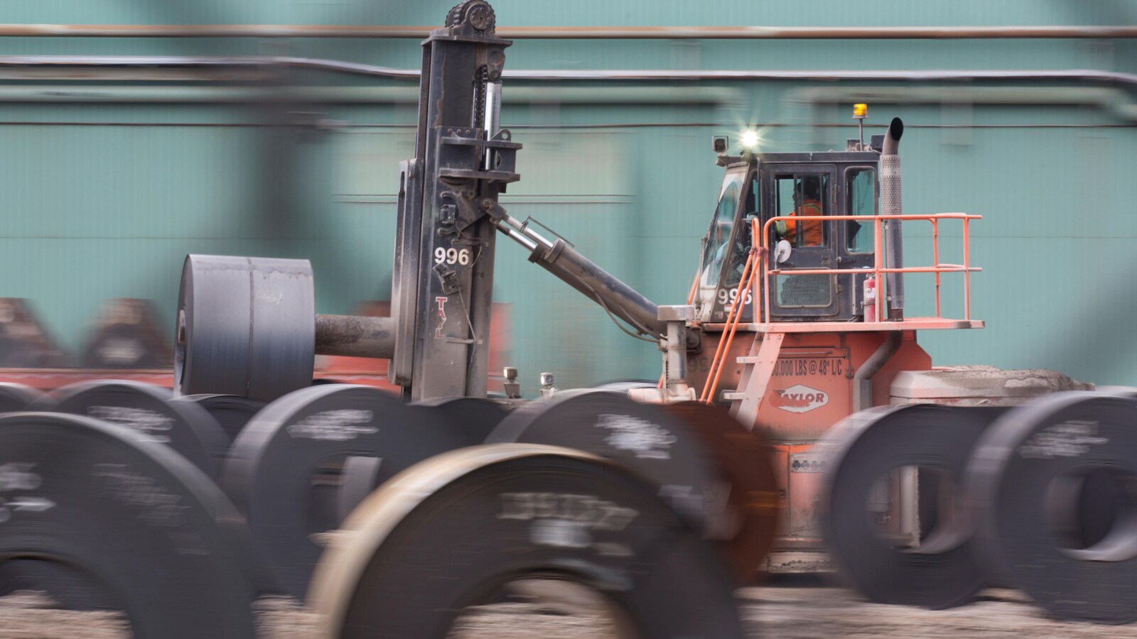 Des rouleaux d'acier sont déplacés dans l'usine d'ArcelorMittal à Hamilton, au Canada.