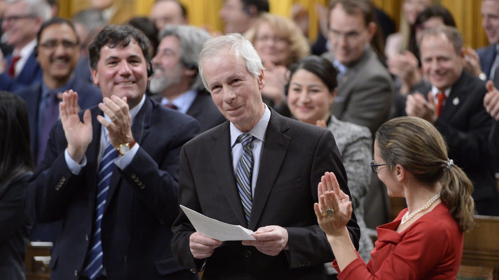 L'ancien chef de la diplomatie canadienne, Stéphane Dion, est applaudi lors de son dernier discours à la Chambre des communes.
