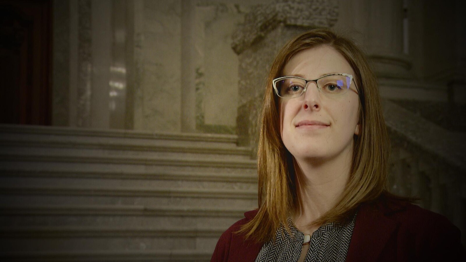 La ministre Stephanie McLean sur les marches de l'Assemblée législative à Edmonton.