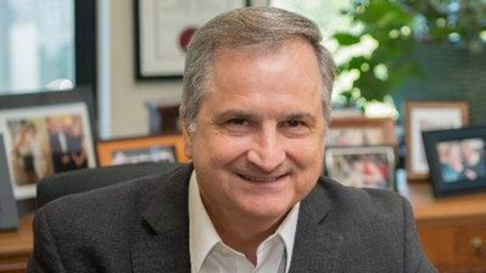 Le secrétaire du conseil des ministres et chef de la fonction publique ontarienne, Steve Orsini, dans son bureau