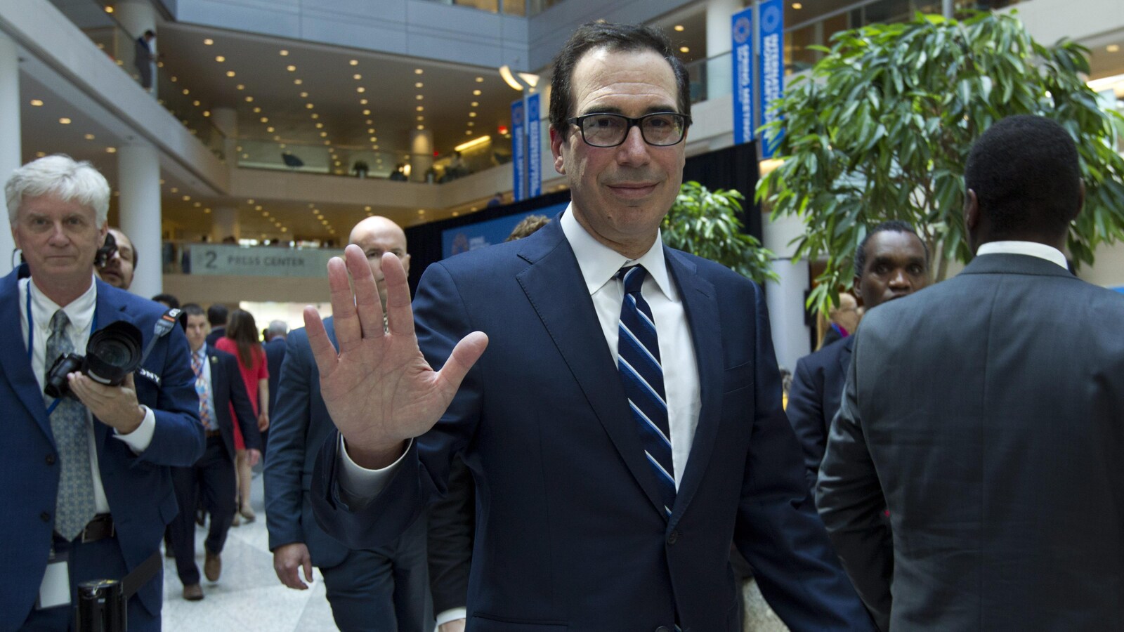 Le secrétaire américain au Trésor Steven Mnuchin après avoir assisté à la conférence du FMI à Washington.
