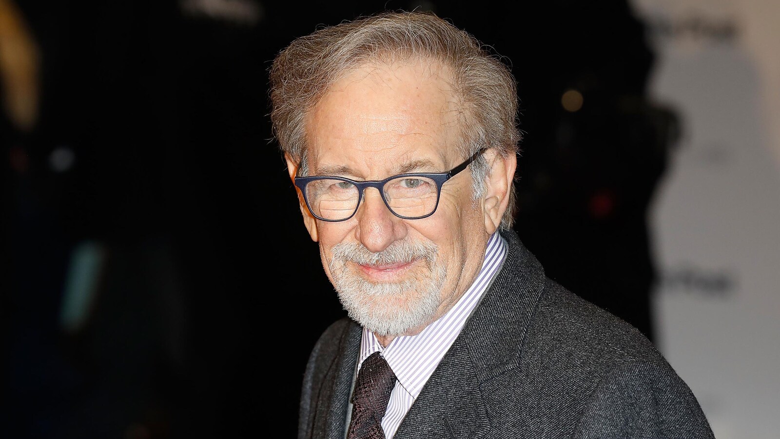 Le réalisateur et producteur américain Steven Spielberg regarde les photographes alors qu'il est sur le tapis rouge lors de la première du film <i>Le Post</i> à Londres, en janvier 2018.