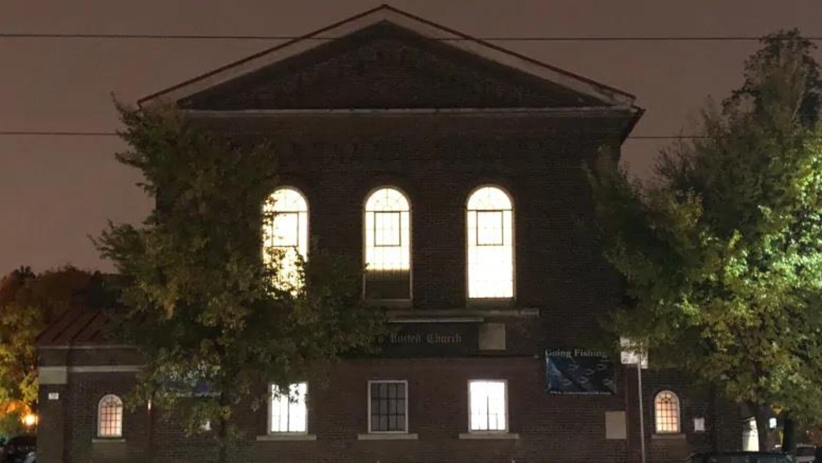 Une église avec des fenêtre éclairées.