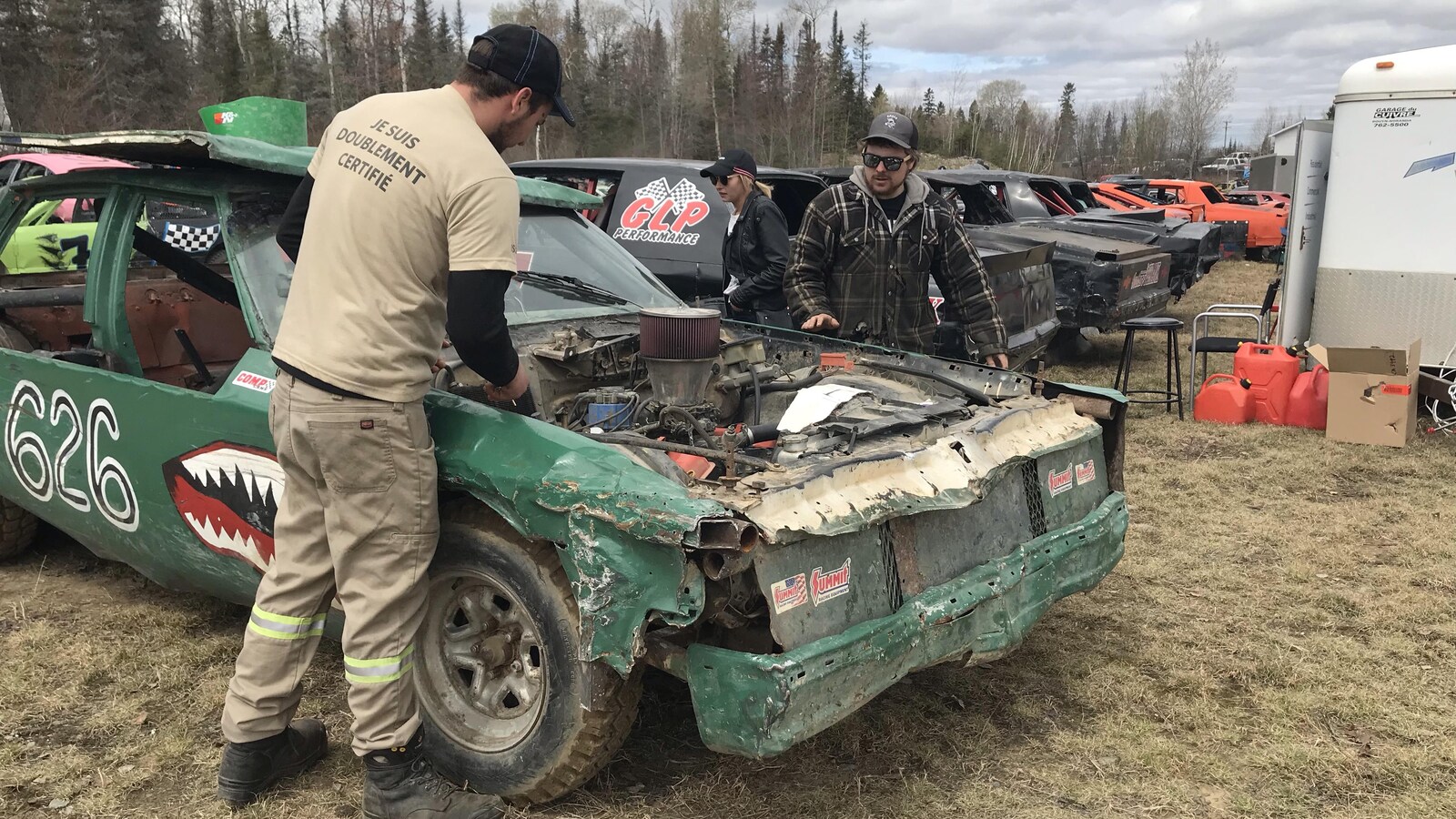 Des coureurs qui participent à la course de stock-car de Laverlochère.