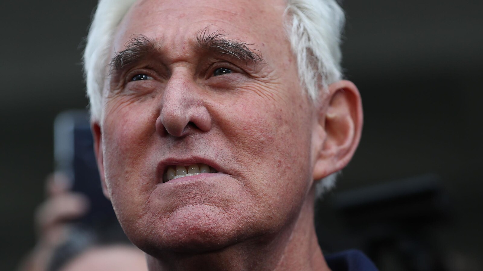 Roger Stone serre des dents.