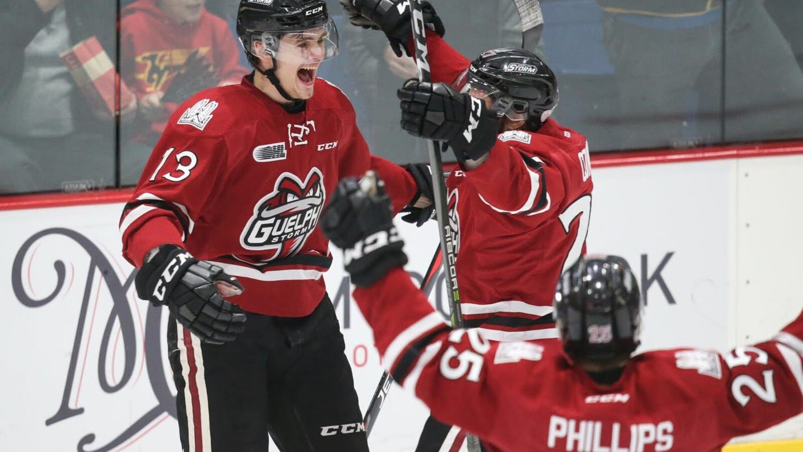 L'ailier du Storm de Guelph, Alexey Toropchenko, célèbre avec ses coéquipiers.