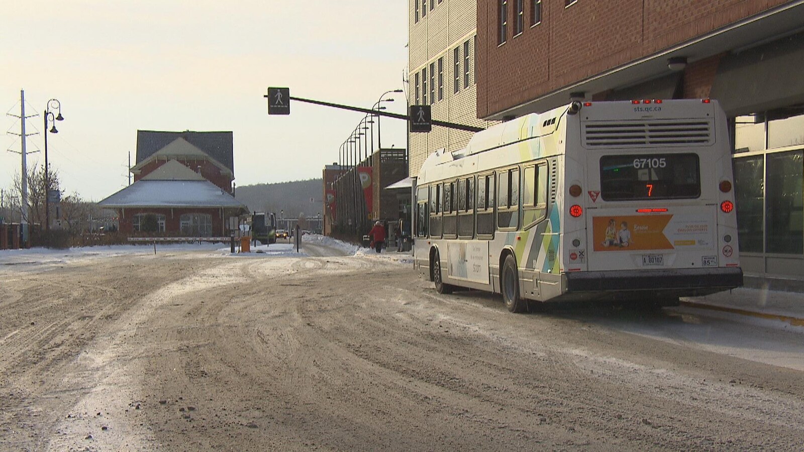 Un autobus en transit à la Station du Dépôt.