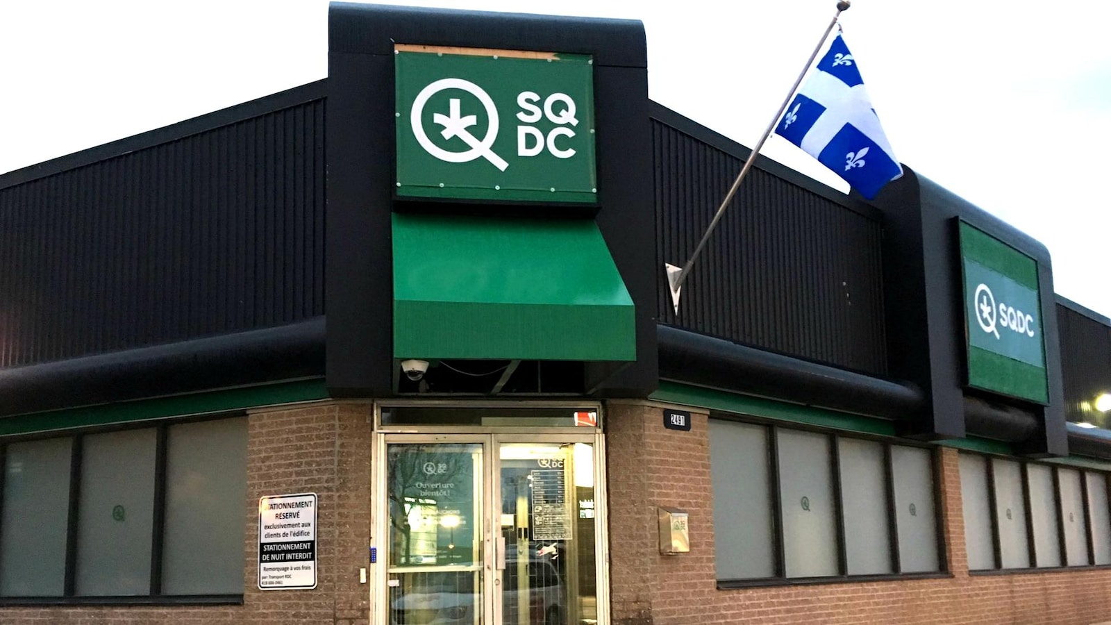 Devanture de la succursale de la SQDC de Sainte-Foy. La photo a été prise quelques heures avant l’ouverture officielle du point de vente, le 17 octobre 2018.