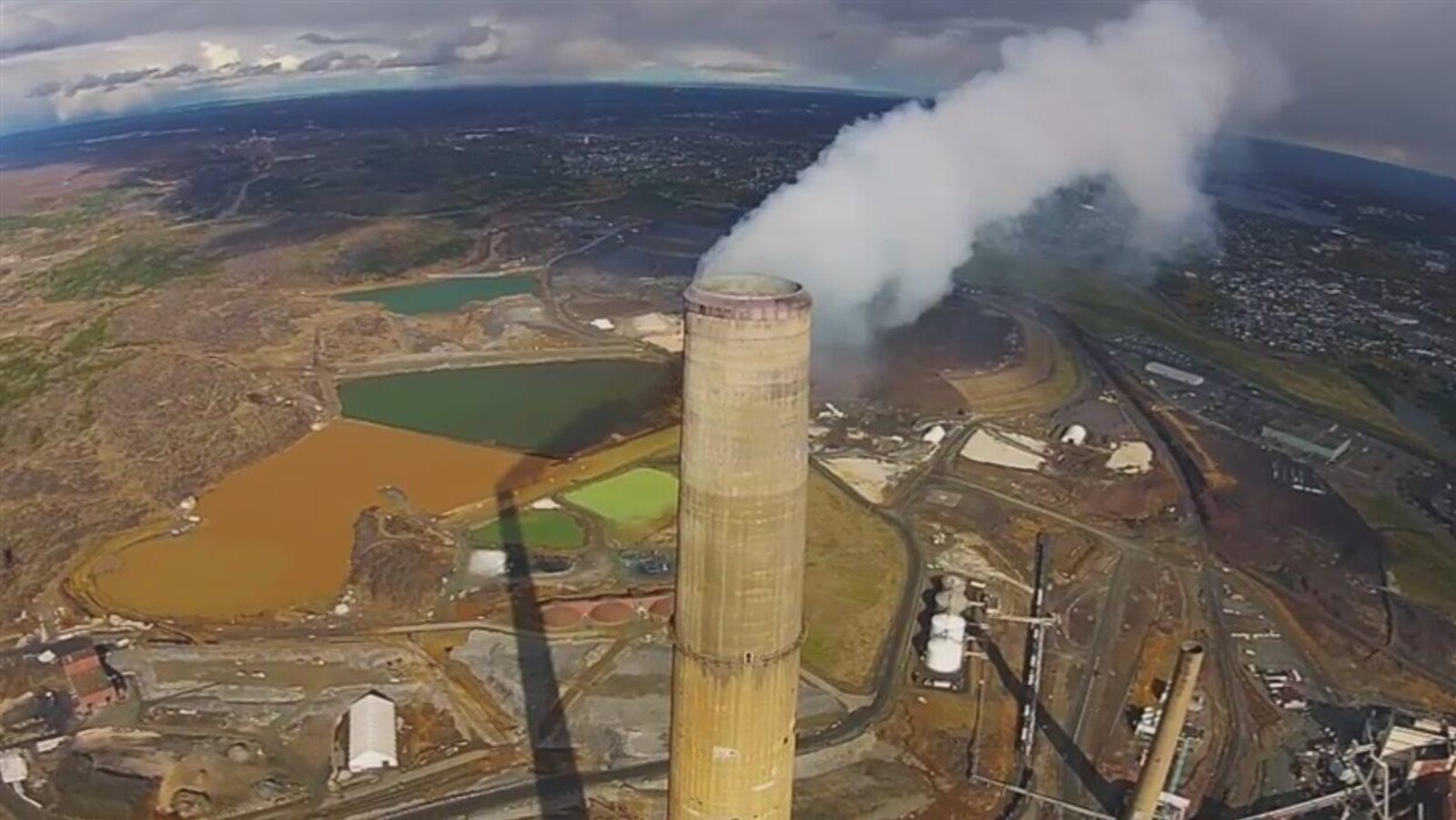 Vue spectaculaire de la grosse cheminée de la minière Vale à Sudbury