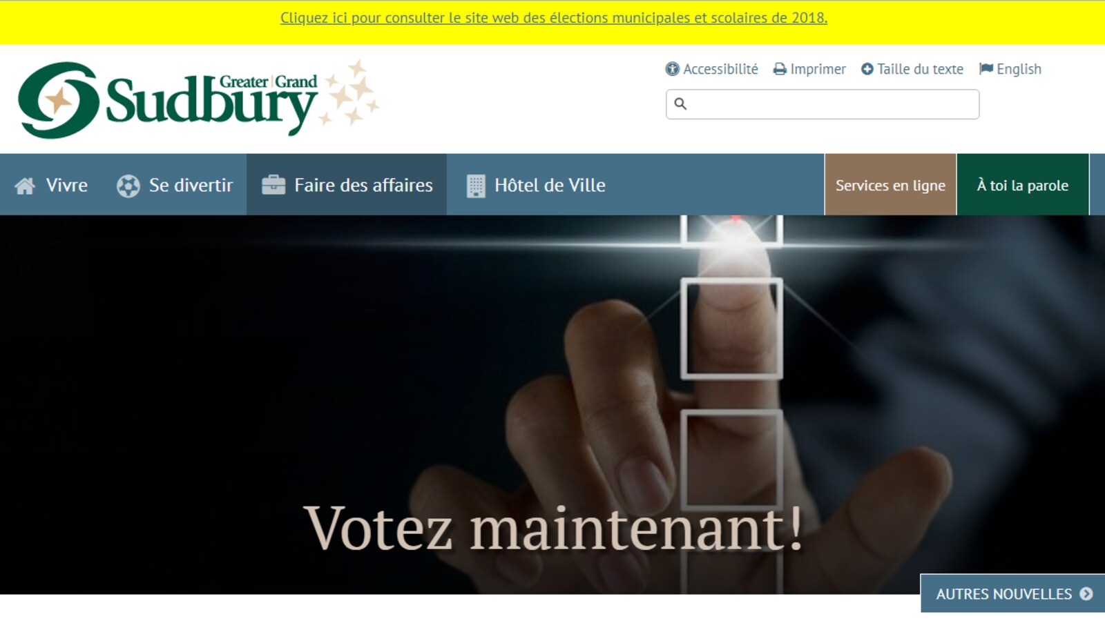 La photo d'une main qui clique sur la page d'accueil d'un site web