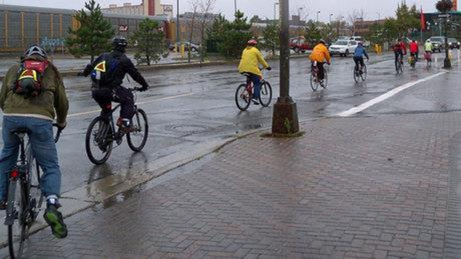 Des cyclistes sur une rue du centre-ville dans le Grand Sudbury.