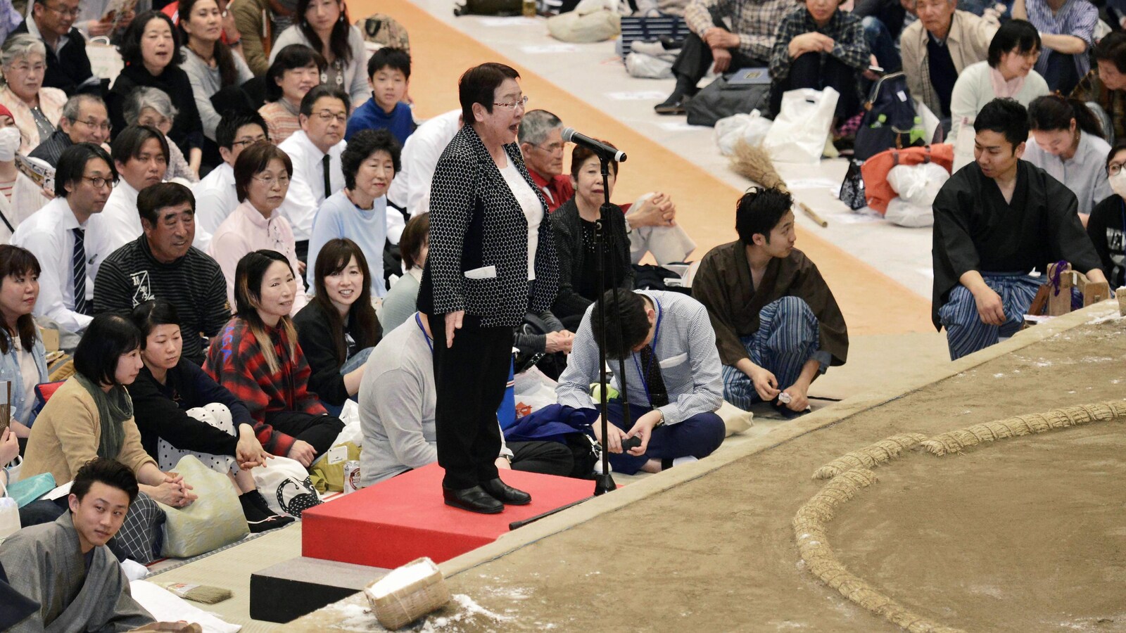 le 6 avriul 2018, Tomoko Nakagawa, mairesse de Takarazuka, a dénoncé la décision de l'empêcher de donner une discours sur le ring de sumo.