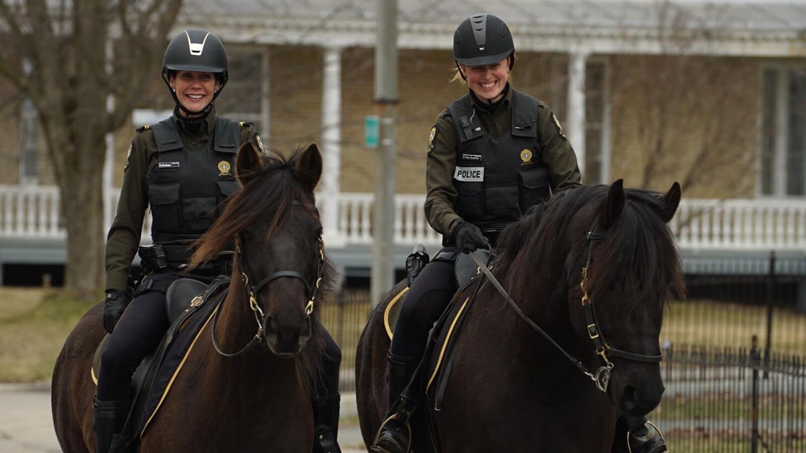 Deux policières effectuent à dos de cheval des patrouilles à Sainte-Marie, en Beauce.