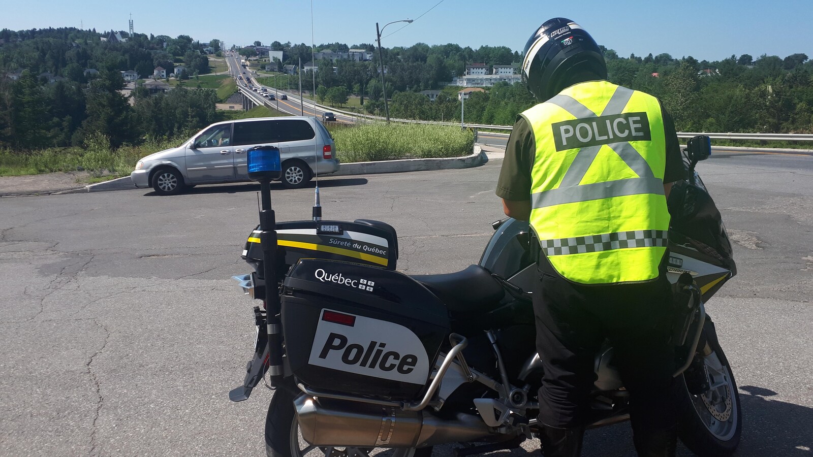 Un policier à moto