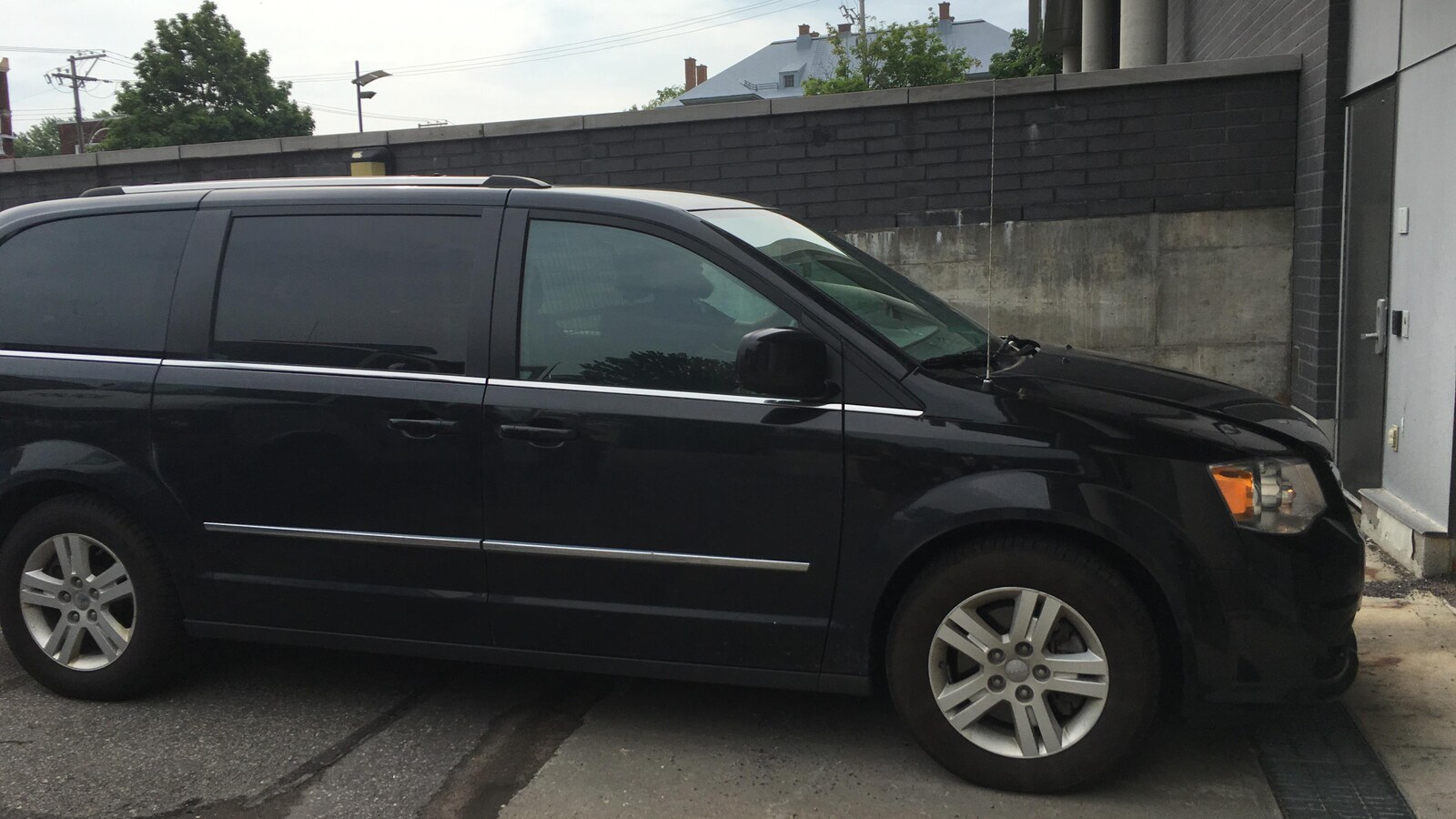 Un véhicule de police banalisé arrive au palais de justice de Trois-Rivières.