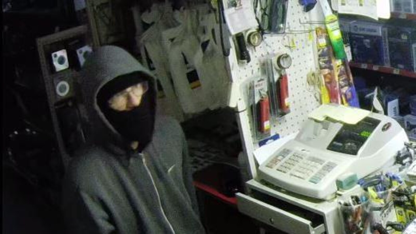 Un suspect filmé par une caméra de surveillance dans un commerce cambriolé.