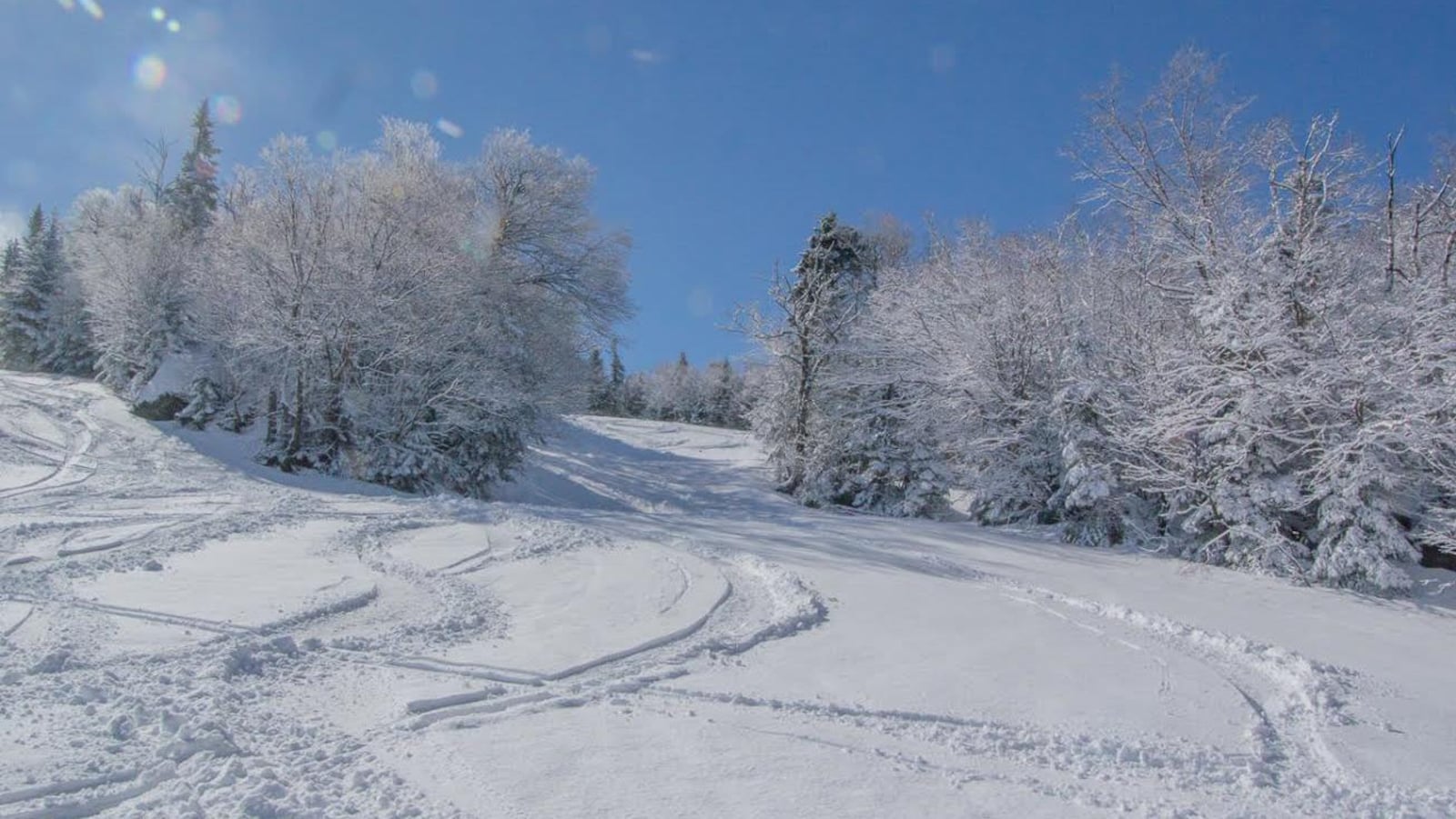 Les pistes de ski très enneigées