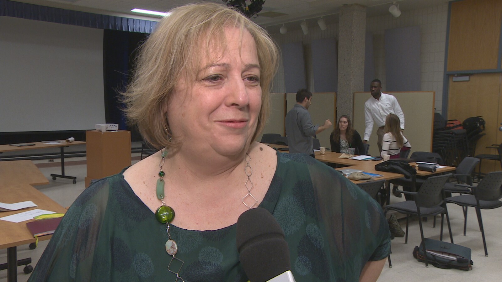 La directrice du Conseil culturel fransaskois, Suzanne Campagne, souriante, dans une salle de réunion.