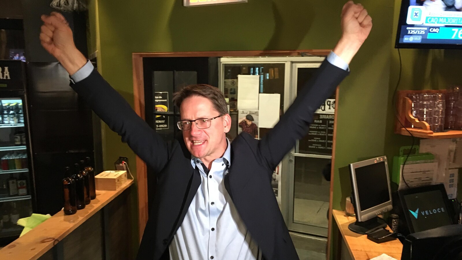 Sylvain Gaudreault les bras en l'air au lieu de son rassemblement.
