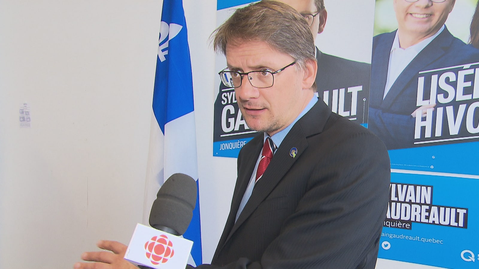 Sylvain Gaudreault en entrevue devant ses affiches électorales