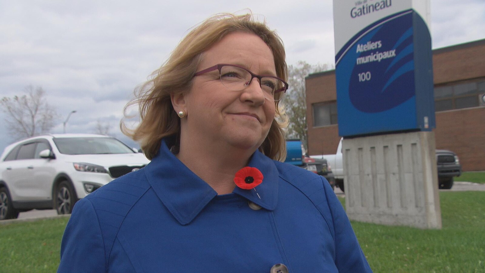 Sylvie Goneau debout sur les terrains des ateliers municipaux de Gatineau