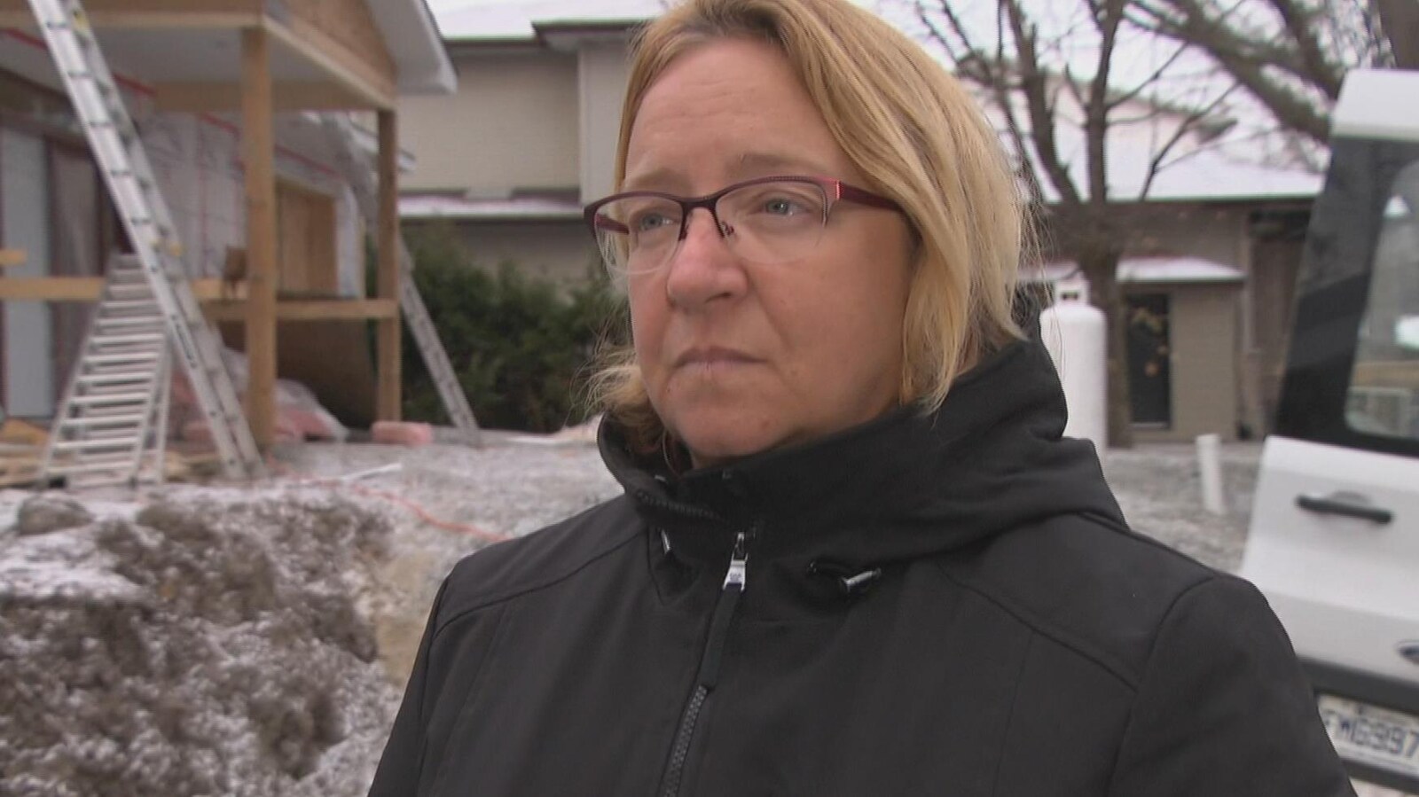 Sylvie Goneau devant sa maison en construction
