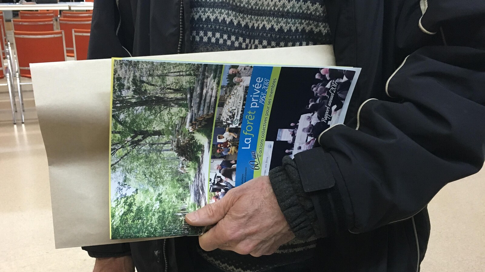 Un homme avec de la documentation sur la forêt privée dans les mains.