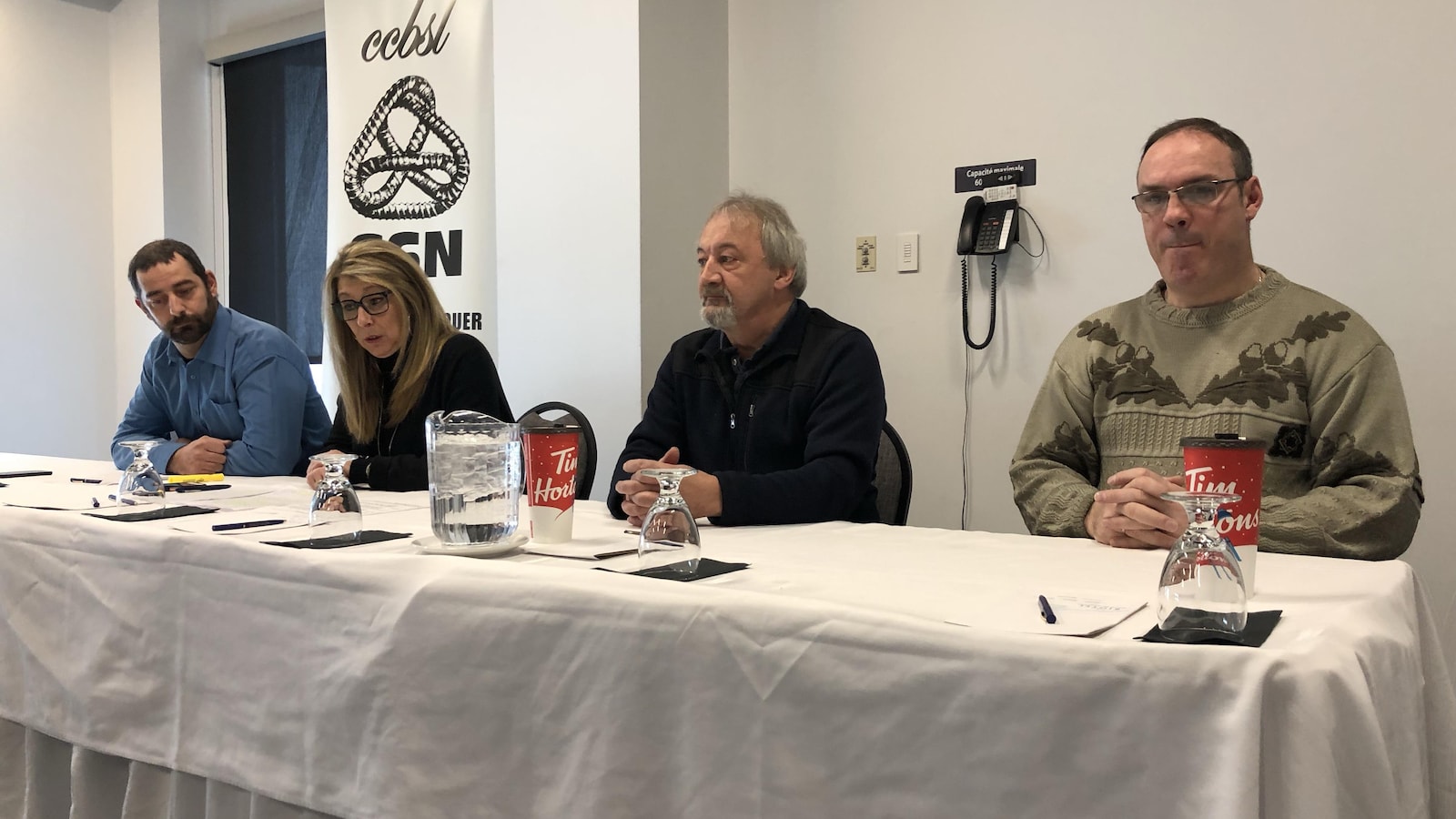 Les représentants syndicaux en conférence de presse