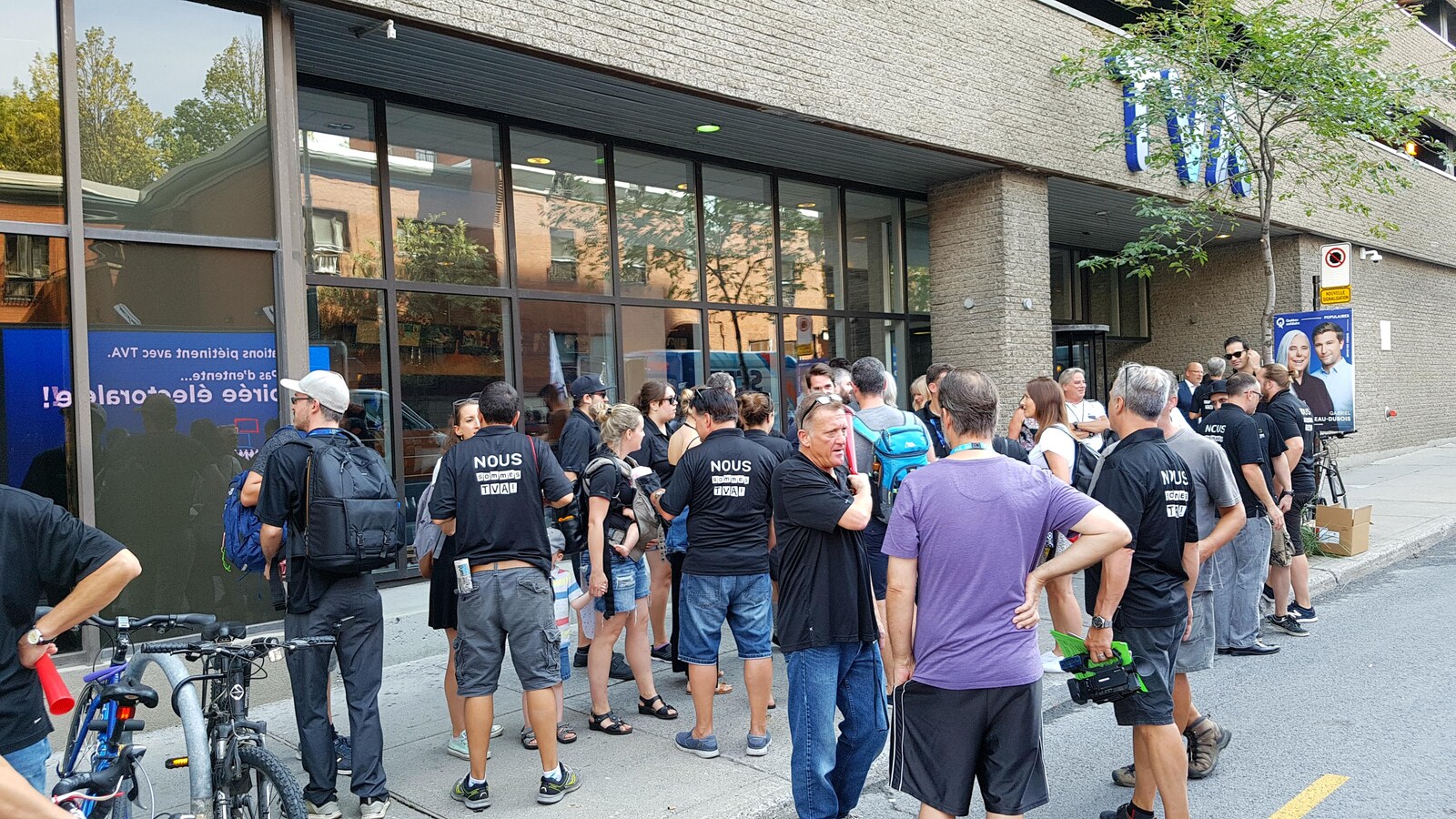 Quelques dizaines de syndiqués devant les bureaux montréalais de TVA, le 5 septembre 2018.