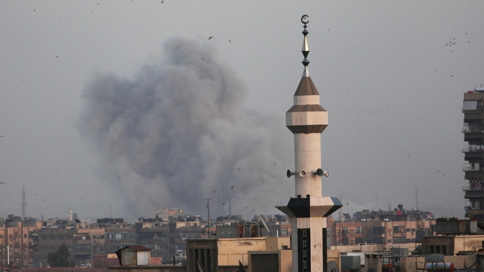 De la fumée s'élève du camp de Yarmouk, près de Damas, en Syrie.