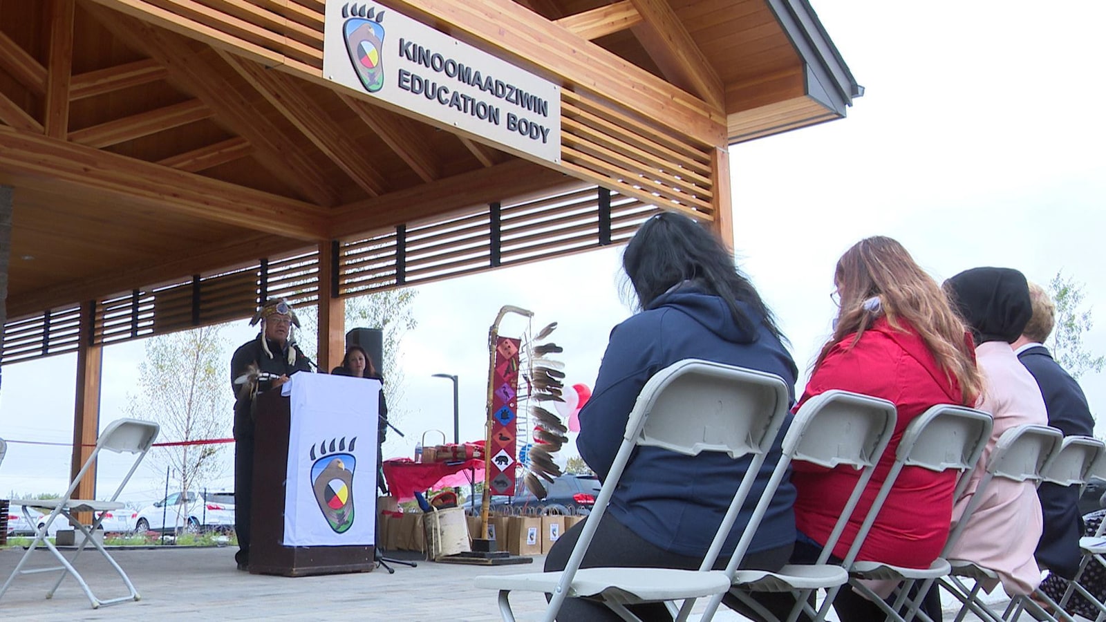 Au micro devant le nouvel édifice du Kinoomaadziwin Education Body, le grand chef de la Nation anichinabée, Glen Hare, s'adresse aux invités.