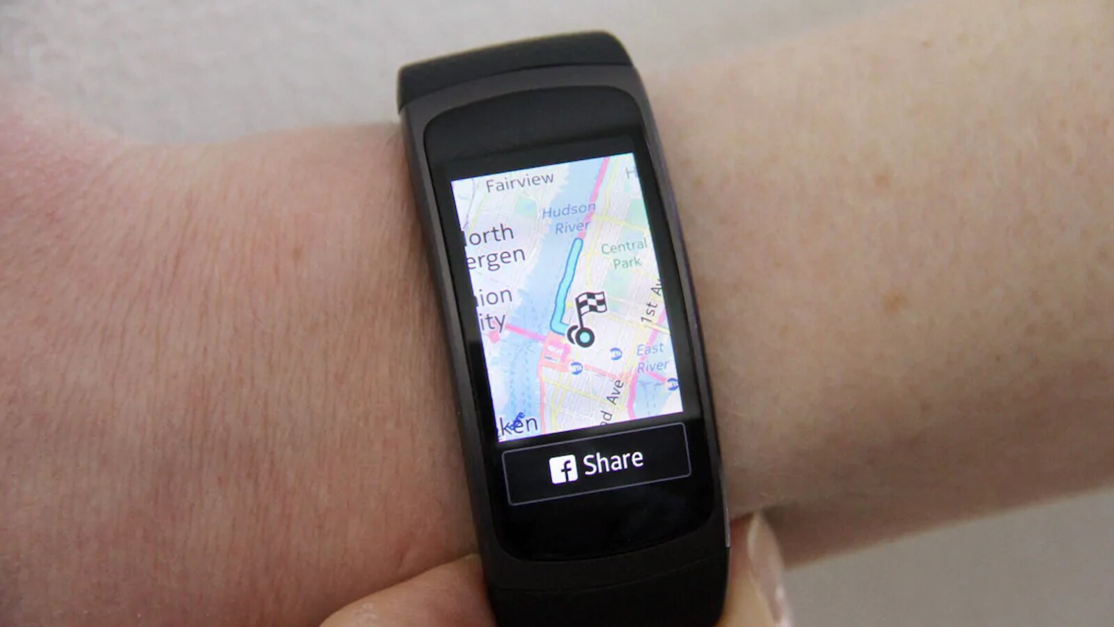 Une montre de type GPS permet de voir une carte sur l'écran ainsi qu'un drapeau épinglé à un endroit précis.
