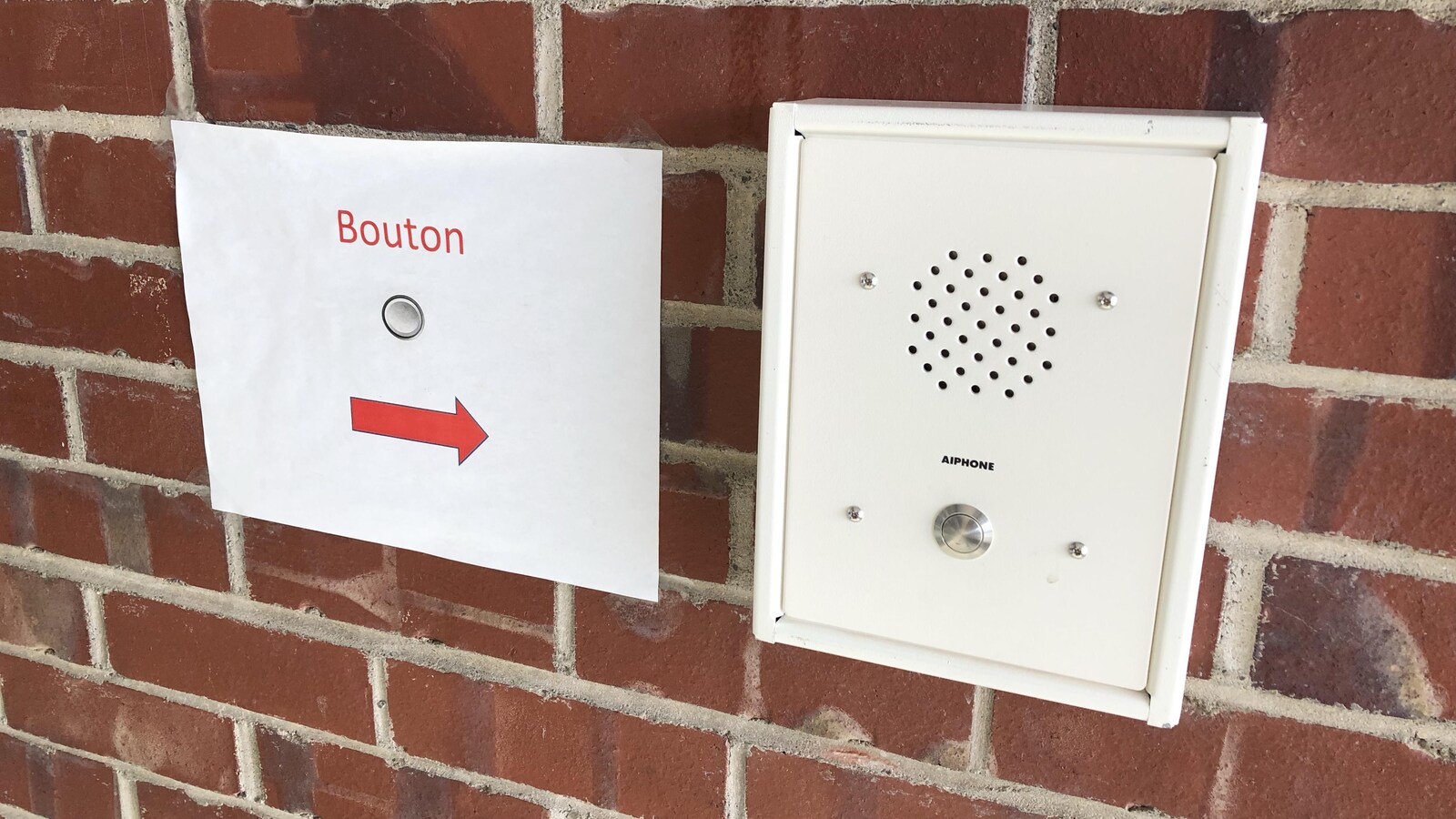 La sonnette à l'entrée d'une de ces écoles.