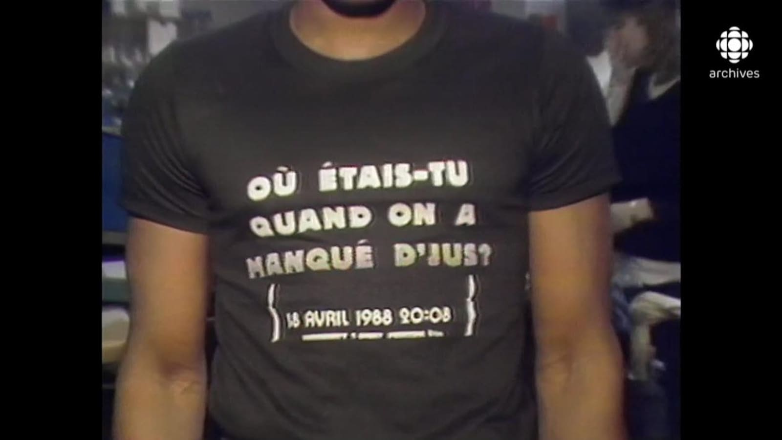 T-shirt avec comme impression le texte «Où étais-tu quand on a manqué d'jus?»