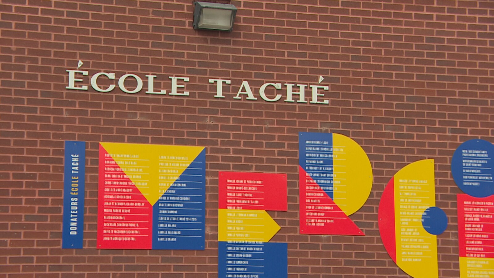 Le fronton à l'entrée de l'école Taché.