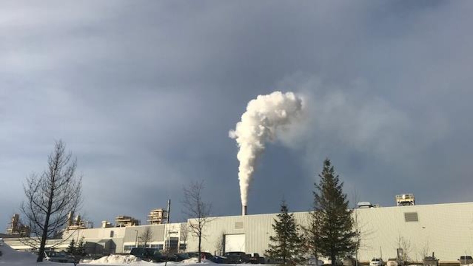 L'usine Tafisa à Lac-Mégantic, et une colonne de fumée blanche