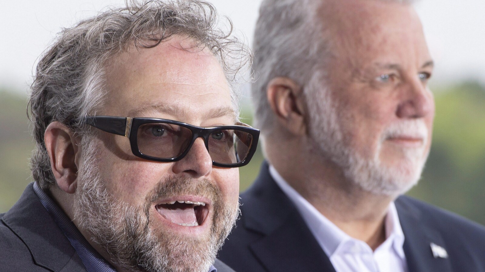 Le premier ministre du Québec, Philippe Couillard, a présenté officiellement Alexandre Taillefer (à gauche) à titre de président de la campagne électorale du Parti libéral du Québec, le 15 mai 2018.