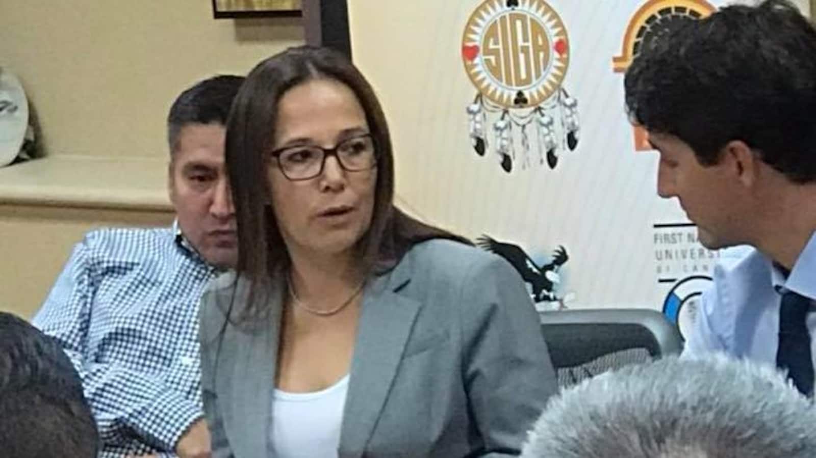 Tammy Cook-Searson s'adresse au premier ministre Justin Trudeau à droite qui la regarde. Autour se trouvent d'autres représentants des Premières Nations.