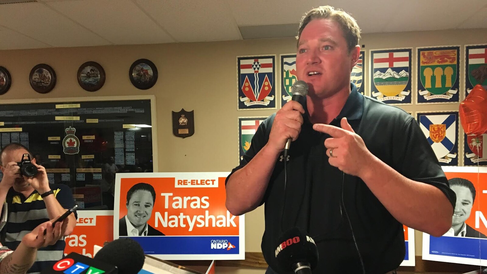 Le néo-démocrate Taras Natyshak s'adresse à ses partisans dans la circonscription d'Essex.
