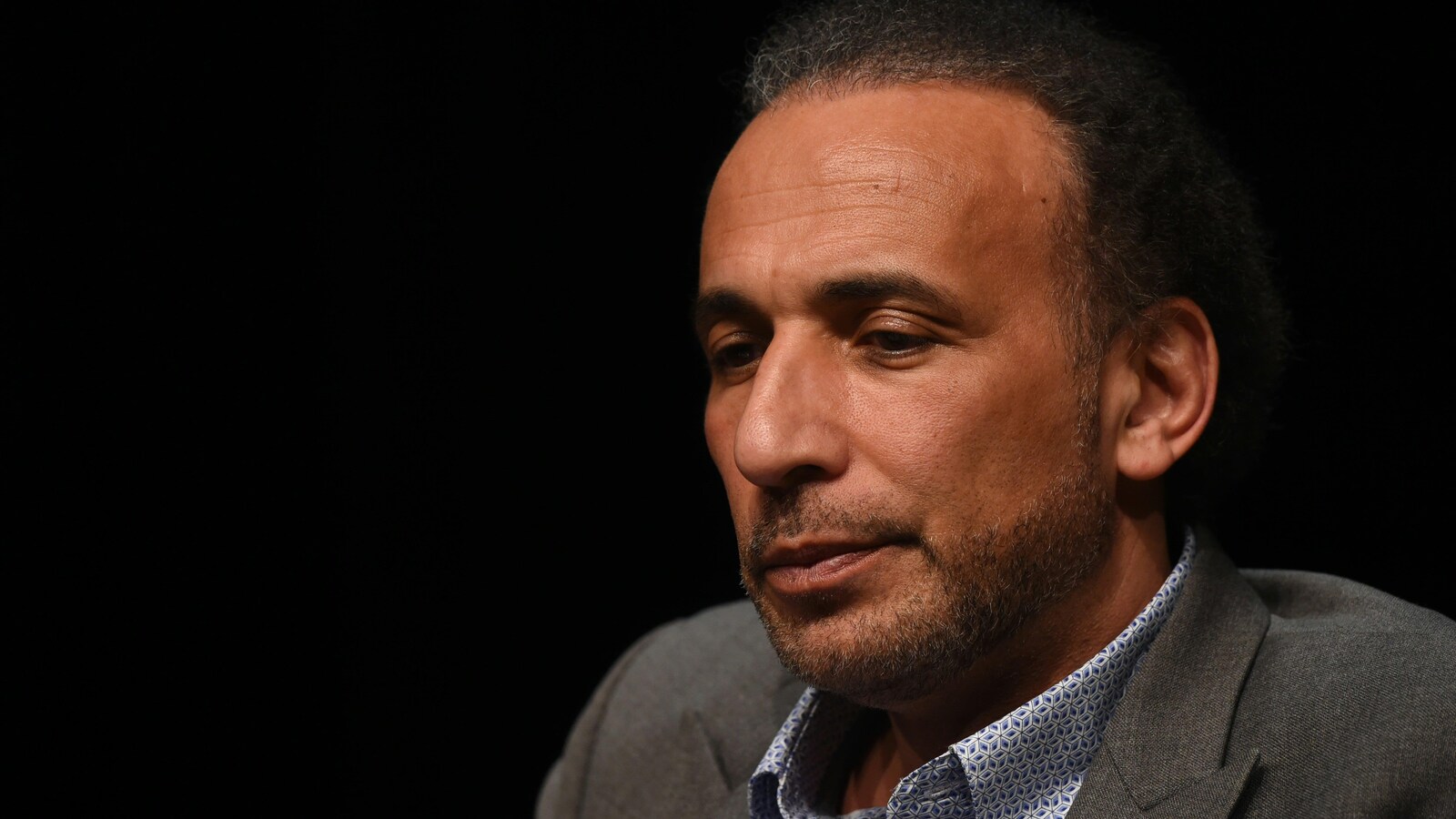 Plan rapproché de Tariq Ramadan.