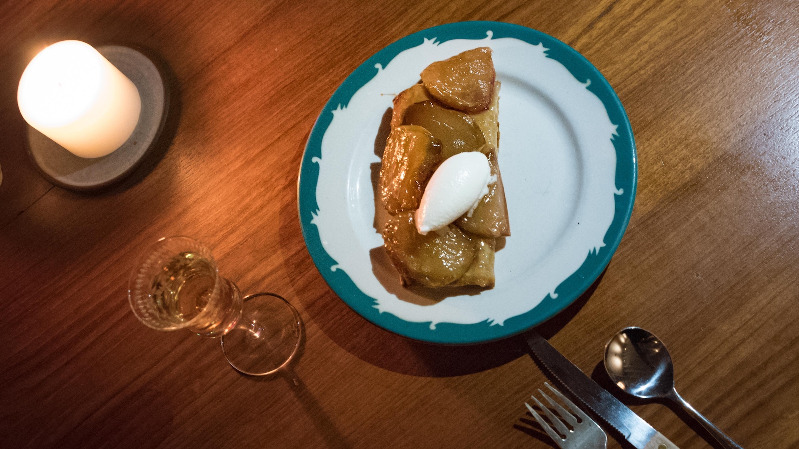 Un plat et des couvers sur une table