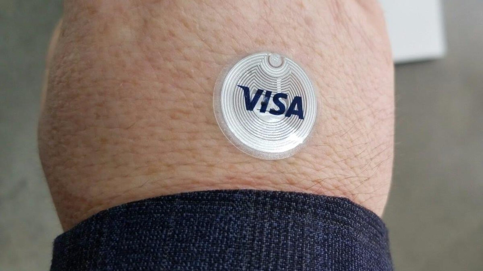 Ce tatouage permet de payer sans contact.