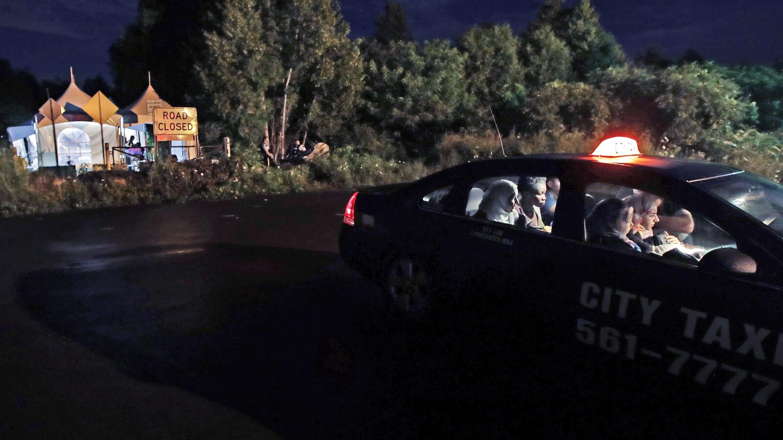 Un taxi avec à son bord des femmes de diverses origines est arrêté du côté américain de la frontière, sur le chemin Roxham, dans l'État de New York.