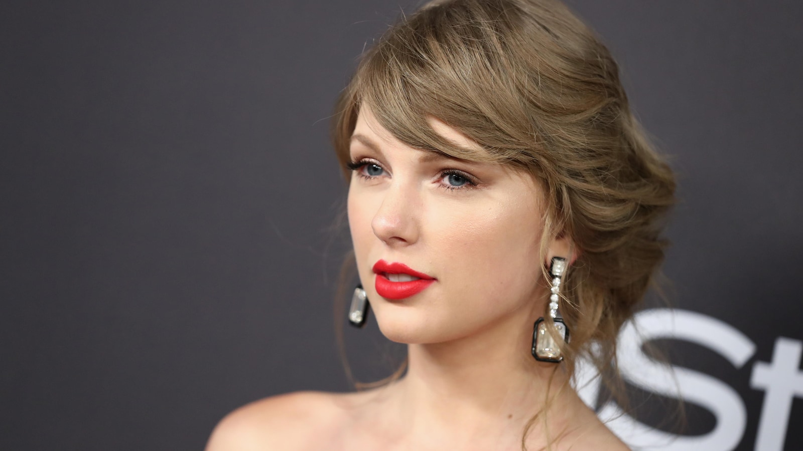 Taylor Swift pose pour les photographes.