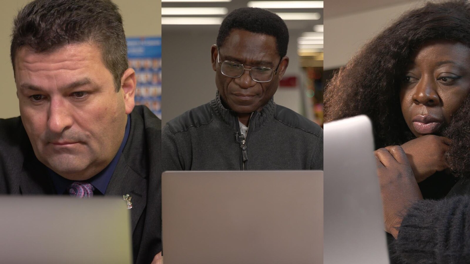 Trois personnes regardent un écran d'ordinateur.