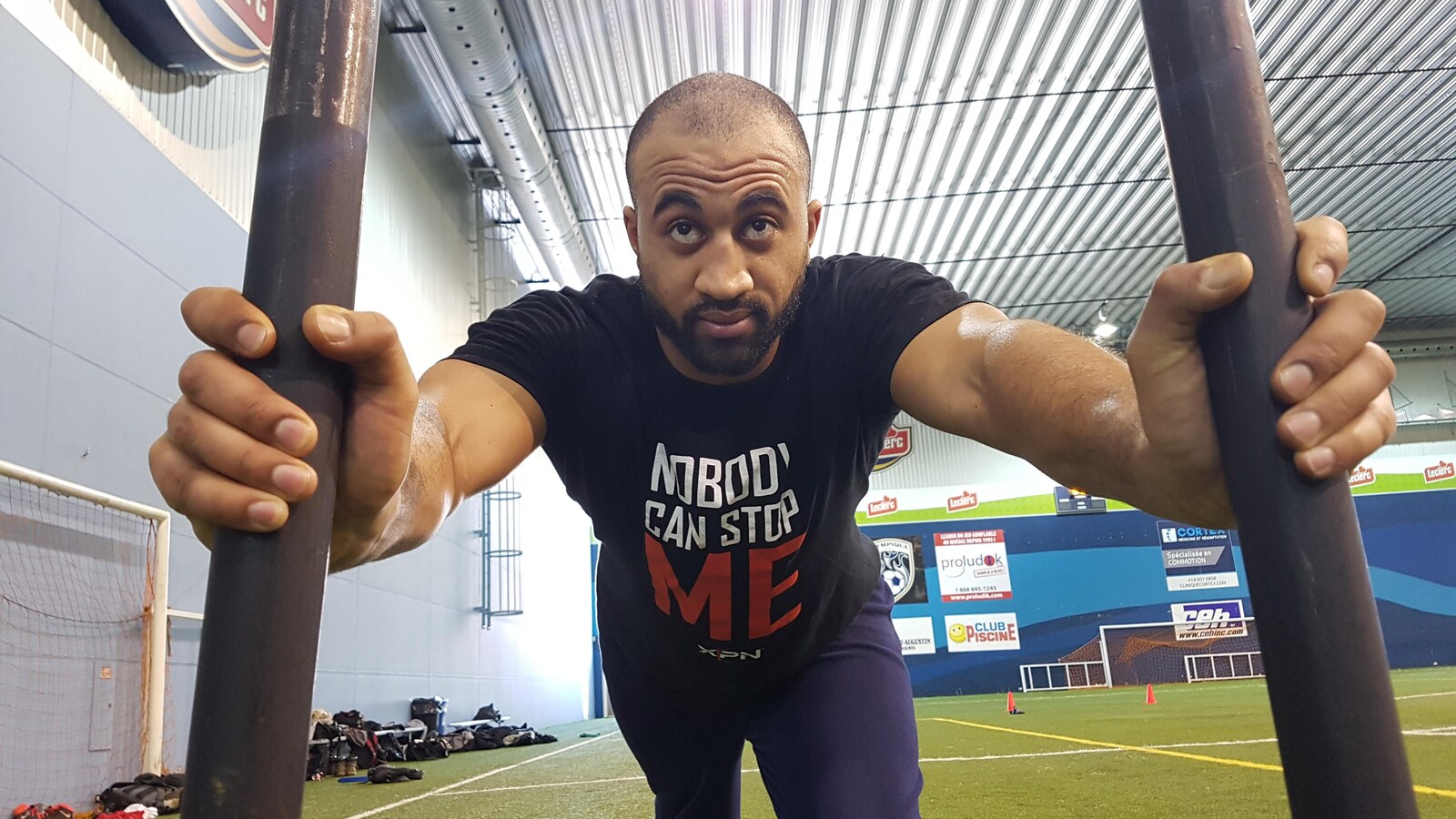 Le receveur de passe des Alouettes de Montréal pousse un appareil d'entraînement.