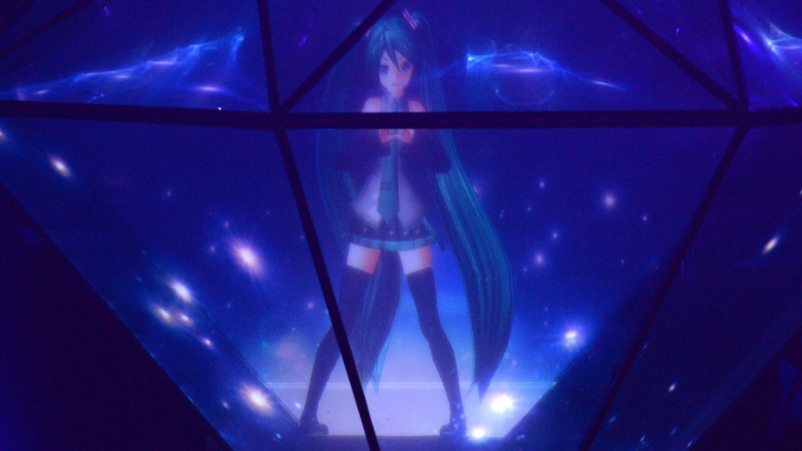 La « vocaloïde » Hatsune Miku, une chanteuse virtuelle sous forme d'hologramme, chante à l'intérieur d'une capsule.